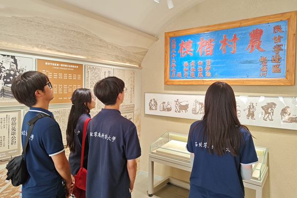 图片二 队员们参观郝家桥展室_副本.jpg