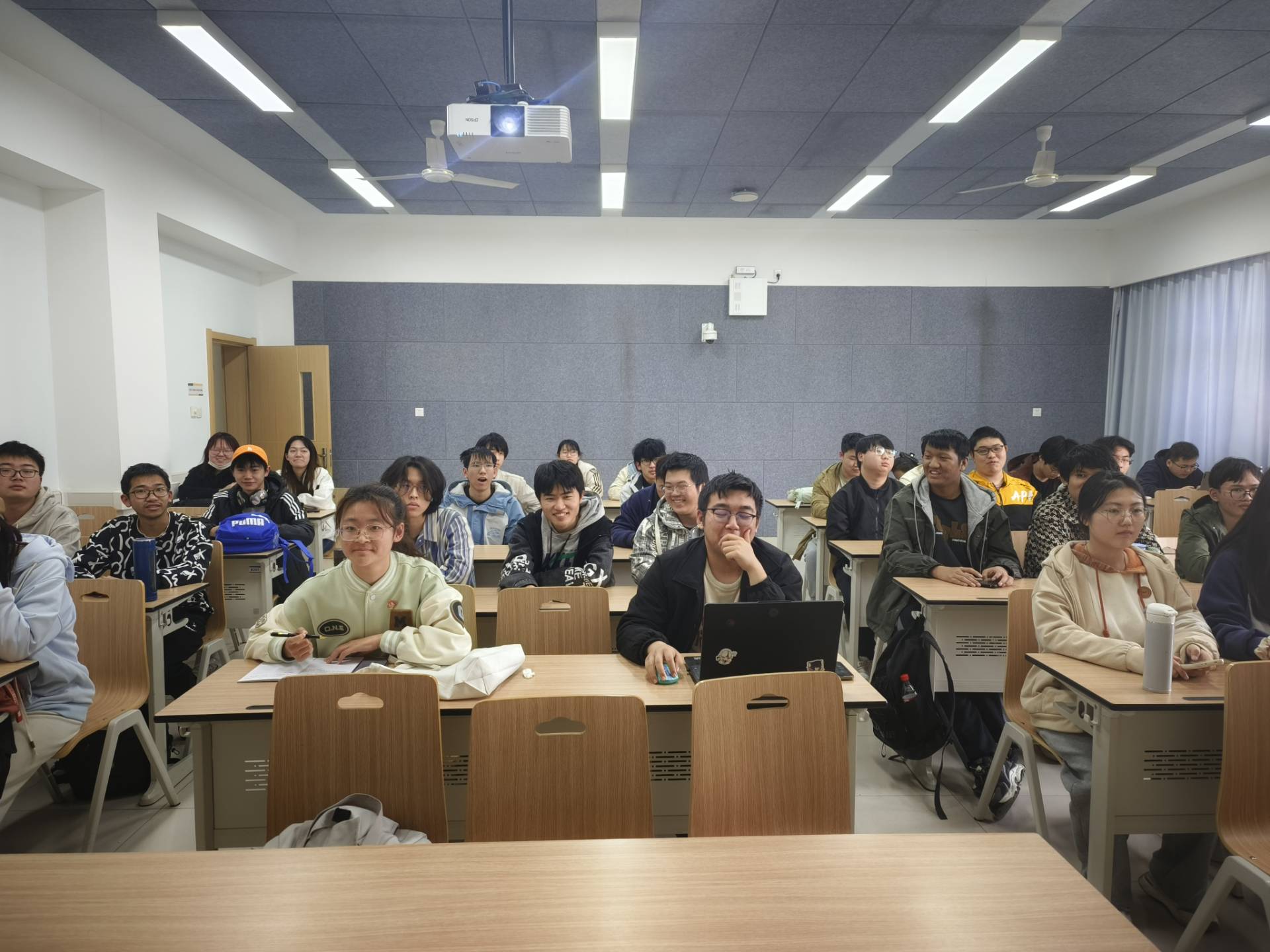 同学们认真学习.jpg