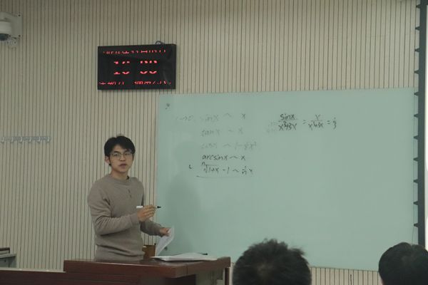 图一 学长向我们传授自身经验和独到理解(1).jpg