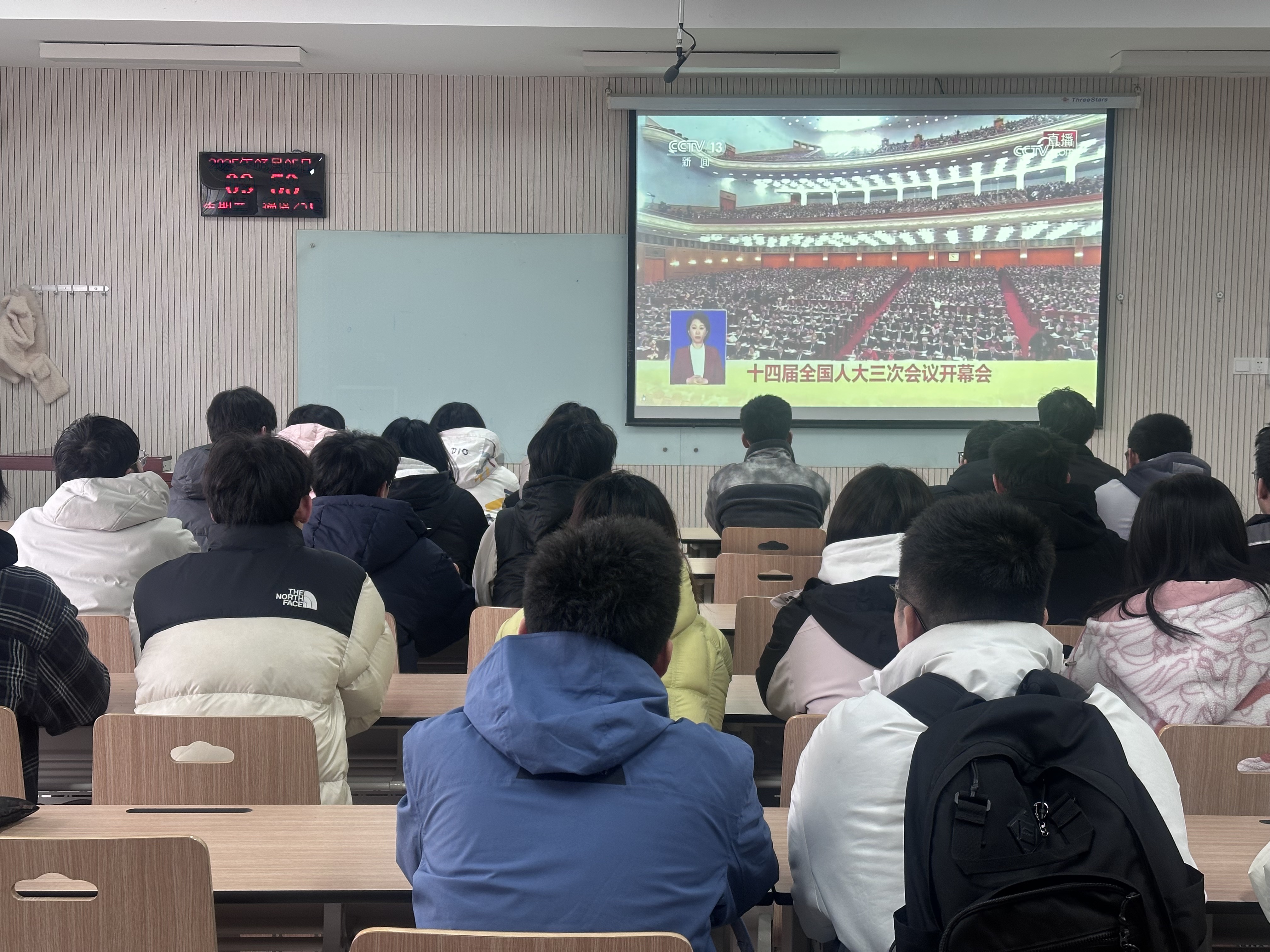 全体同学观看“两会”开幕会.png