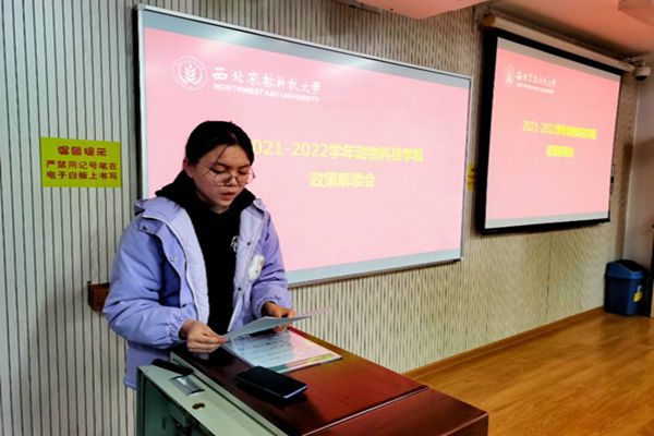 学习部志愿者王馨怡宣读学风建设月相关通知_副本.jpg