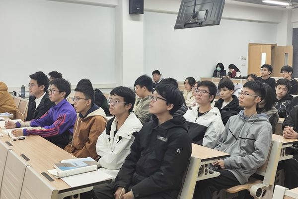 图二 同学们认真倾听二课政策宣讲.jpg